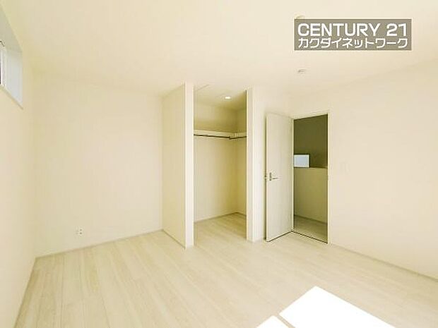 あると便利なウォークインクローゼット。季節や用途に分けてお使いいただけます。洋服をたくさんお持ちでも、しっかりと収納していただけます。バッグや帽子などの小物も収納できます。