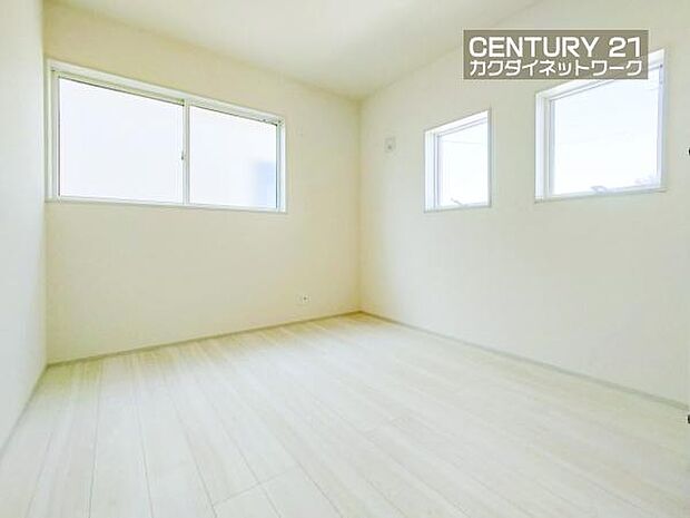 風通しもよいお部屋なので天気の良い日は是非窓を開けて空気の入替をしてみるのはいかがでしょうか。