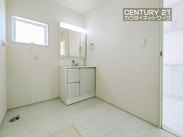 忙しい朝でも収納豊富な洗面台で効率良く身支度ができます。