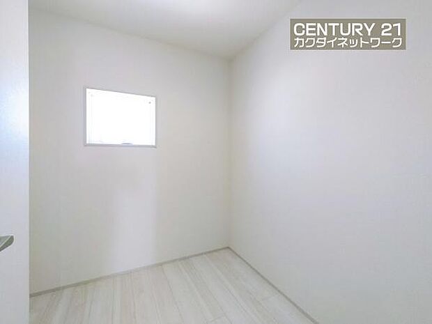 ストレージルームがあり、クローゼットに入りきらなくなった物をしまっておいたり趣味部屋にも使えます。