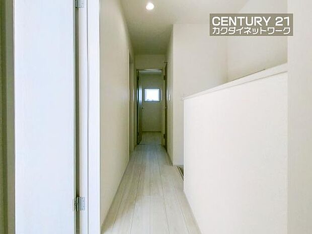 段差のない明るい廊下です。