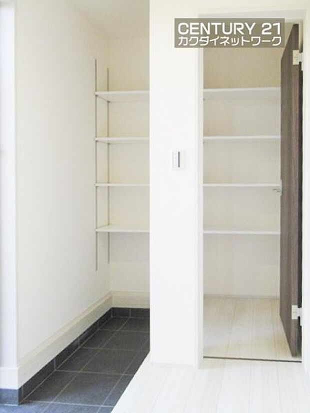 シューズインクローゼット完備。靴以外にも傘やコートを収納する事ができ、玄関をきれいにお使いいただけます。