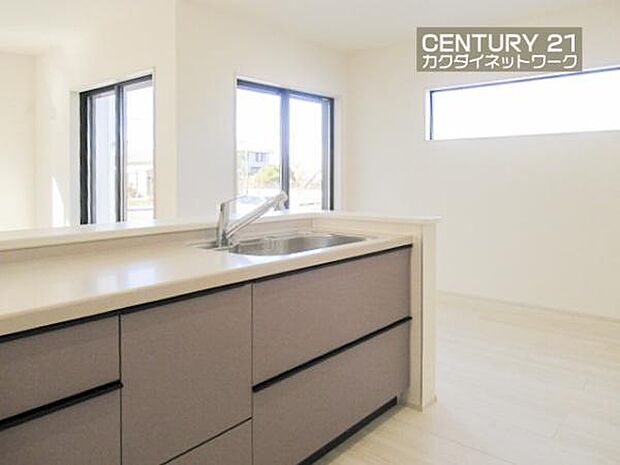 収納豊富なキッチンで、料理道具もきれいに収納。