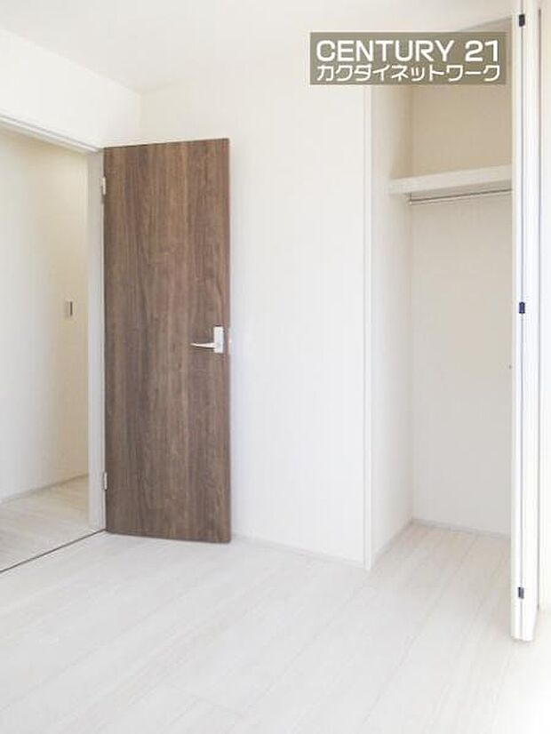 住まう方でカスタマイズしていただけるシンプルなデザインの内装。ご自身で素敵な空間を創り上げられます。