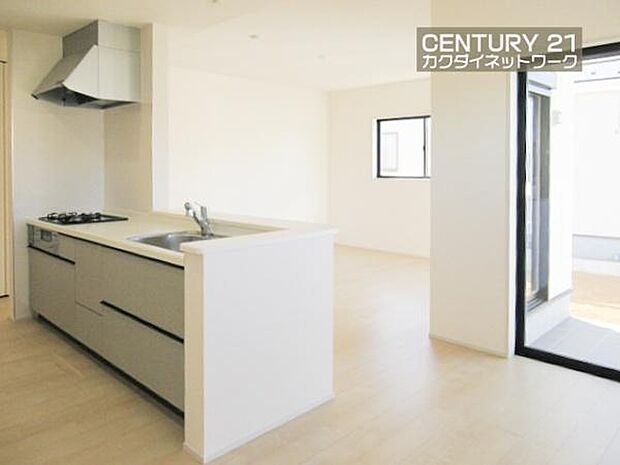 窓から差し込む陽光がリビングでくつろぐ家族を暖かく包み込みます。