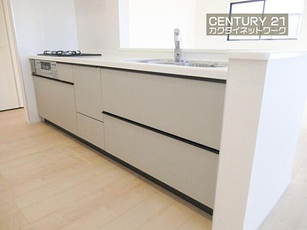 収納豊富なキッチンで、料理道具もきれいに収納。