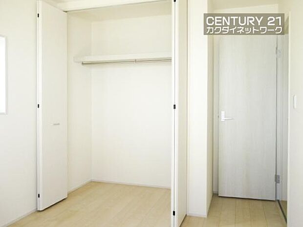 洋服や本を収納できるので、お部屋をすっきり広々と使うことができます。