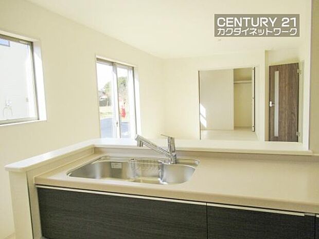 お食事の準備をしながら家族との会話が楽しめる対面キッチン。