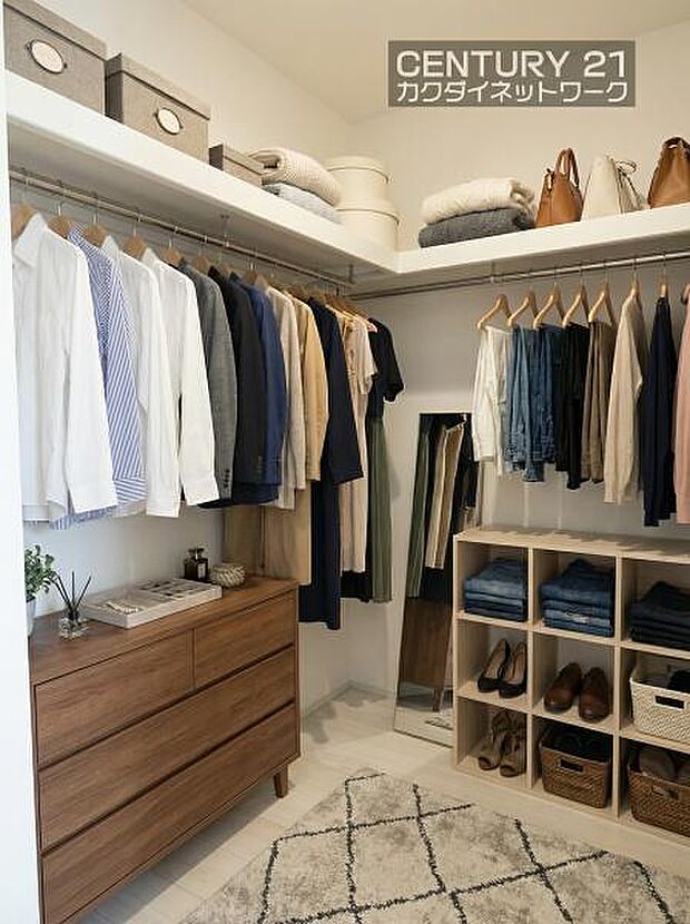 あると便利なウォークインクローゼット。季節や用途に分けてお使いいただけます。※家具はイメージです。