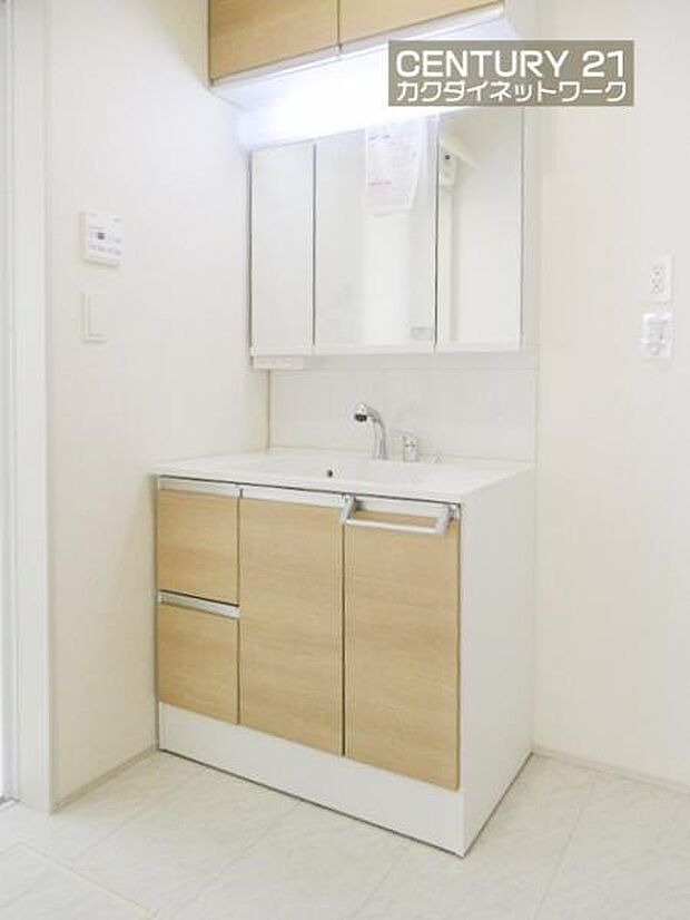 忙しい朝でも収納豊富な洗面台で効率良く身支度ができます。大きな鏡で身だしなみチェックも楽ちん。たっぷりの収納スペースで水回りを清潔にきれいに保てます。