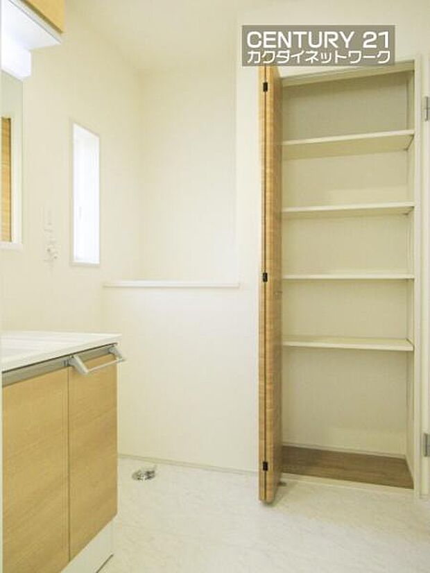 洗面室にはタオルや洋服なども収納できます。