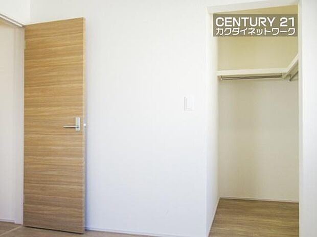 あると便利なウォークインクローゼット。季節や用途に分けてお使いいただけます。洋服をたくさんお持ちでも、しっかりと収納していただけます。バッグや帽子などの小物も収納できます。