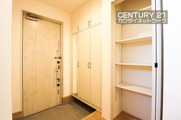 高さ調整できる可動棚完備。靴以外にも傘やコートを収納する事ができ、玄関をきれいにお使いいただけます。