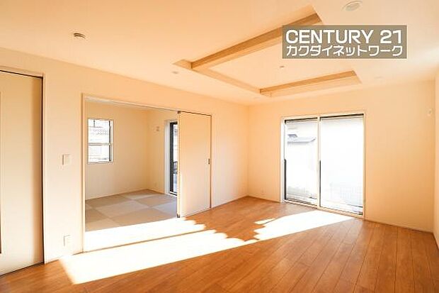 窓から差し込む陽光がリビングでくつろぐ家族を暖かく包み込みます。