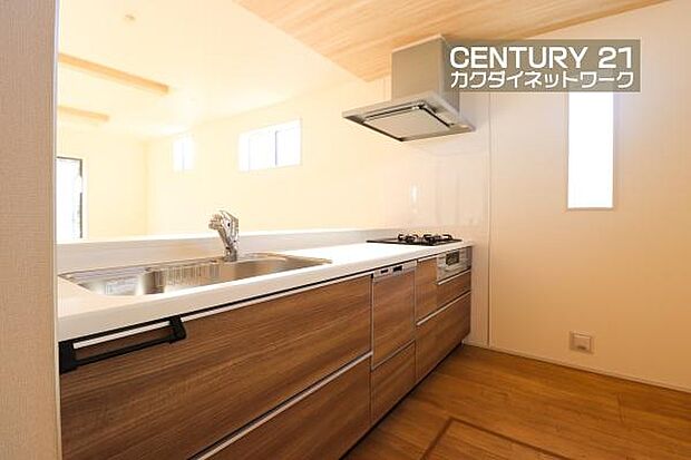 収納豊富なキッチンで、料理道具もきれいに収納。