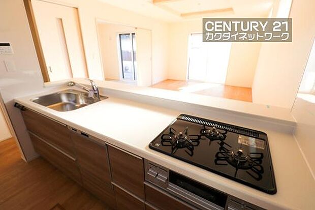 お食事の準備をしながら家族との会話が楽しめる対面キッチン。