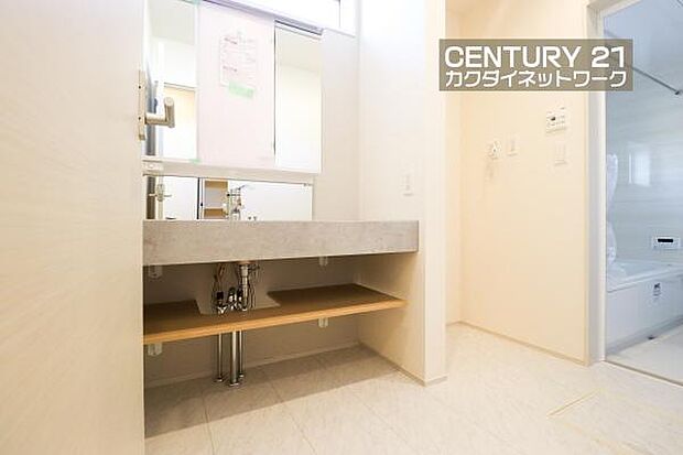 忙しい朝でも収納豊富な洗面台で効率良く身支度ができます。