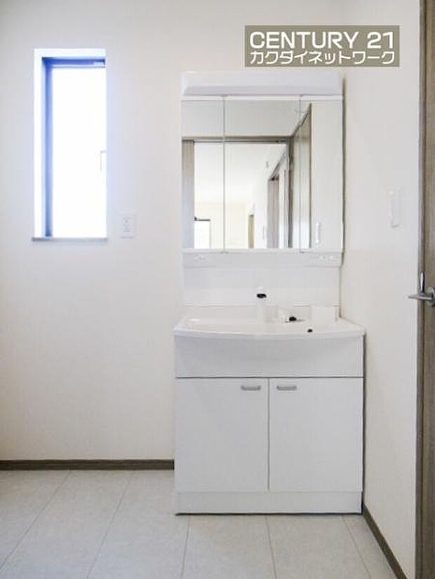 忙しい朝でも収納豊富な洗面台で効率良く身支度ができます。