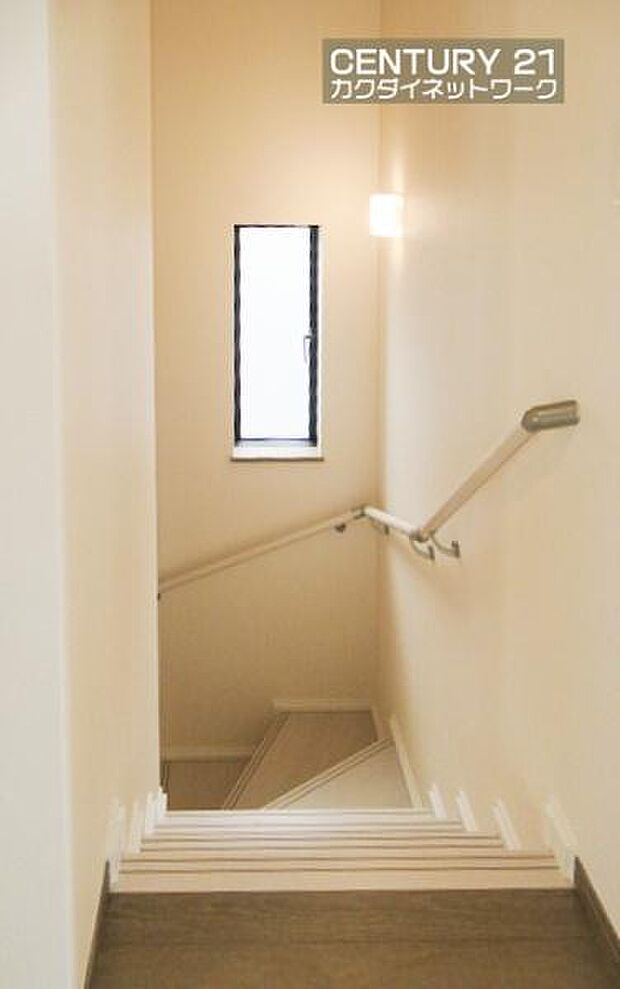 手摺付きの階段で上り下りも安心。