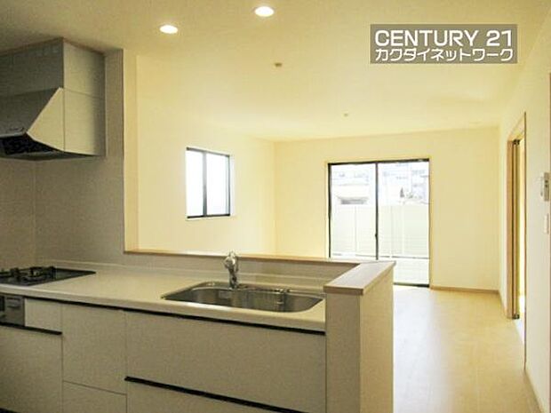 お食事の準備をしながら家族との会話が楽しめる対面キッチン。