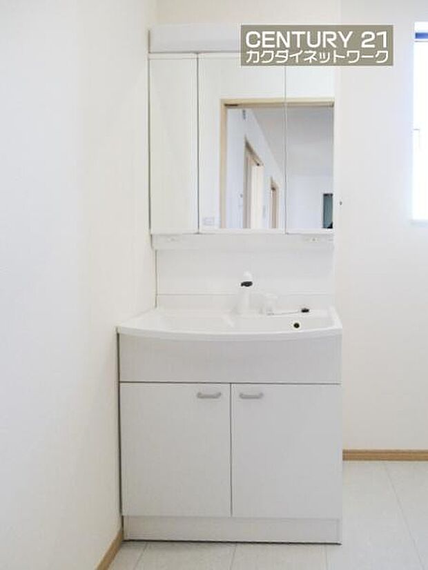 忙しい朝でも収納豊富な洗面台で効率良く身支度ができます。
