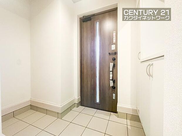 シューズインクローゼット完備。靴以外にも傘やコートを収納する事ができ、玄関をきれいにお使いいただけます。