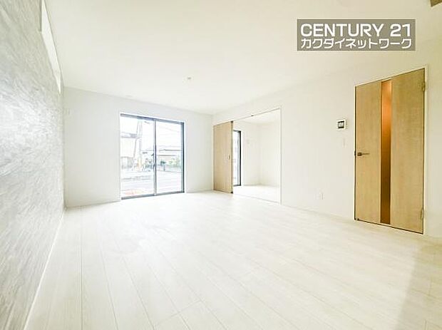 窓から差し込む陽光がリビングでくつろぐ家族を暖かく包み込みます。