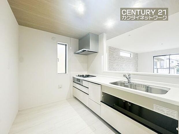 お食事の準備をしながら家族との会話が楽しめる対面キッチン。