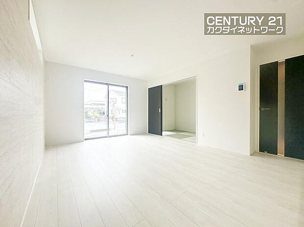 窓から差し込む陽光がリビングでくつろぐ家族を暖かく包み込みます。