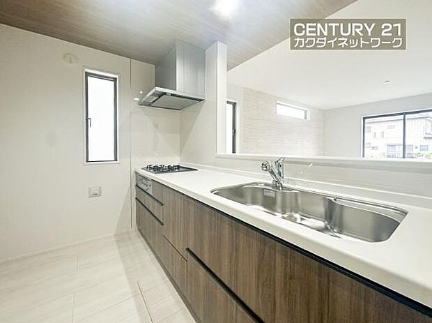 お食事の準備をしながら家族との会話が楽しめる対面キッチン。