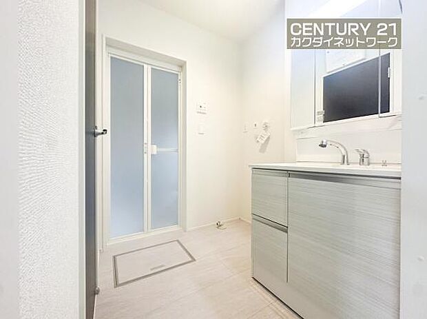 忙しい朝でも収納豊富な洗面台で効率良く身支度ができます。