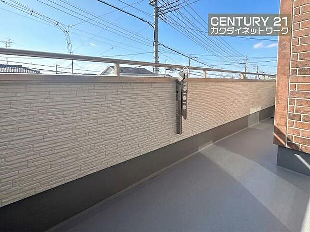 多くの陽光が降り注ぎ、室内に陽だまりを生み出してくれます。