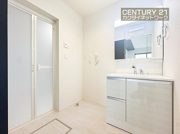 忙しい朝でも収納豊富な洗面台で効率良く身支度ができます。