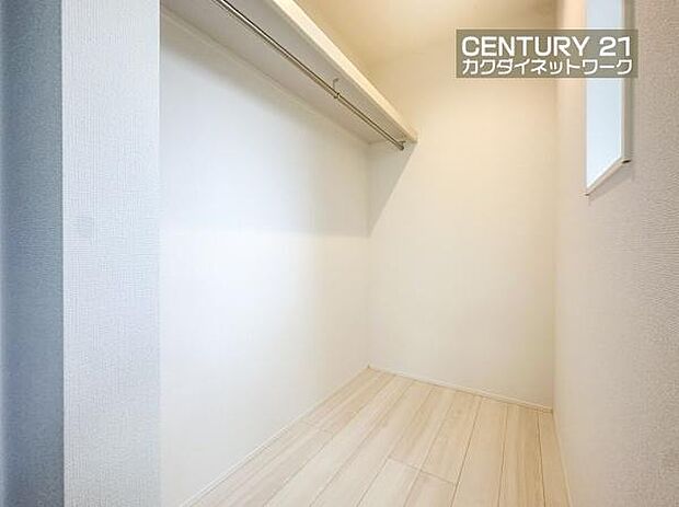 あると便利なウォークインクローゼット。季節や用途に分けてお使いいただけます。洋服をたくさんお持ちでも、しっかりと収納していただけます。バッグや帽子などの小物も収納できます。