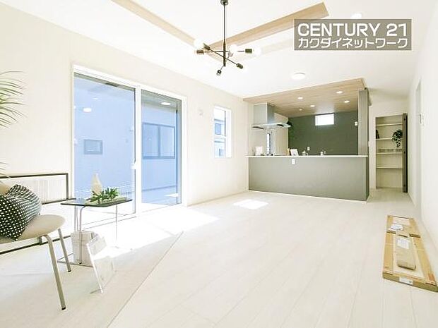 窓から差し込む陽光がリビングでくつろぐ家族を暖かく包み込みます。