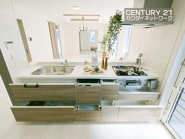 収納豊富なキッチンで、料理道具もきれいに収納。