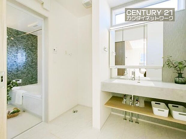 忙しい朝でも収納豊富な洗面台で効率良く身支度ができます。