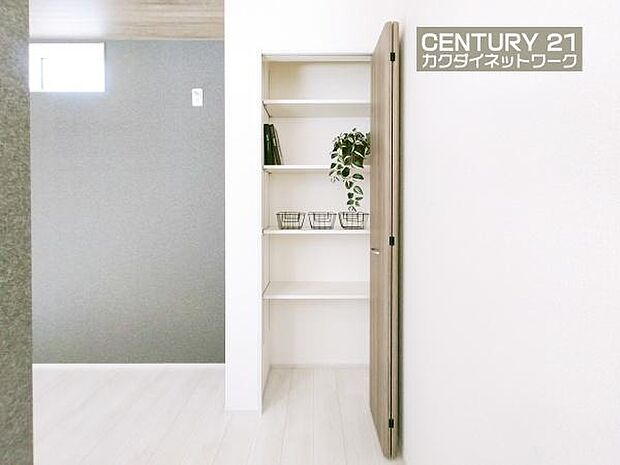 キッチン横に収納がありお菓子や食材・非常食などを収納できます。普段使わない調理道具等もしまっておけるのでとても便利です。