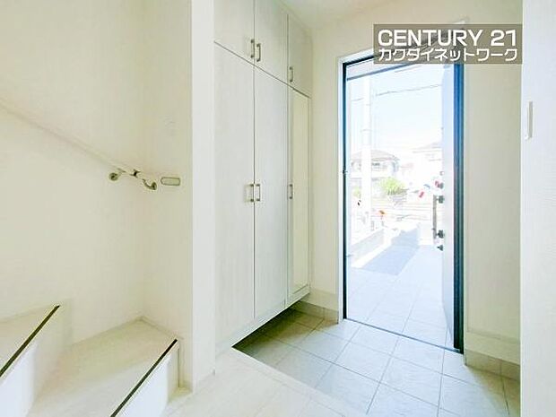 ミラー付きシューズBOXで玄関をきれいにお使いいただけます。