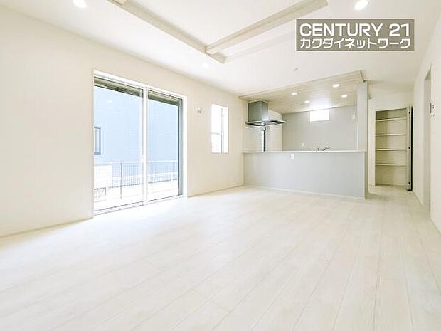 窓から差し込む陽光がリビングでくつろぐ家族を暖かく包み込みます。