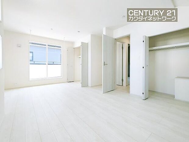 間仕切りをつくり2部屋に分けることが可能です。