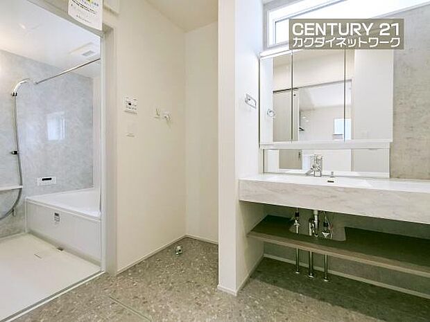 忙しい朝でも収納豊富な洗面台で効率良く身支度ができます。