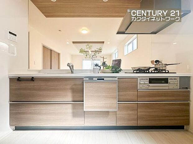 収納豊富なキッチンで、料理道具もきれいに収納。