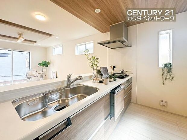 お食事の準備をしながら家族との会話が楽しめる対面キッチン。