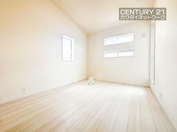 温もり溢れるカラーの床材が見事に調和した本邸宅。