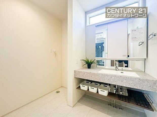 忙しい朝でも収納豊富な洗面台で効率良く身支度ができます。
