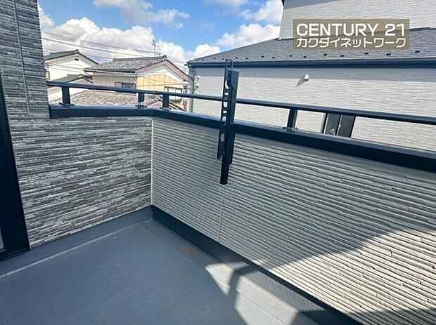 多くの陽光が降り注ぎ、室内に陽だまりを生み出してくれます。