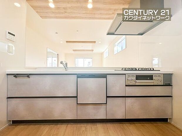 収納豊富なキッチンで、料理道具もきれいに収納。