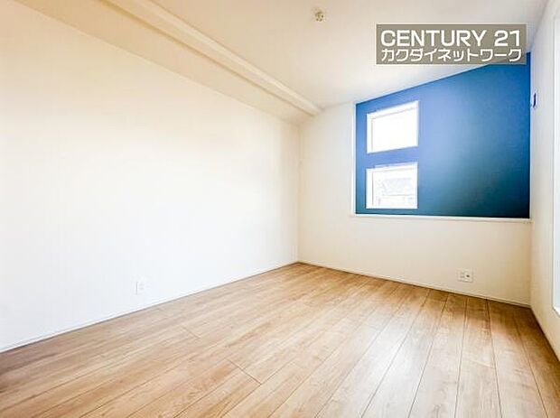 温もり溢れるカラーの床材が見事に調和した本邸宅。