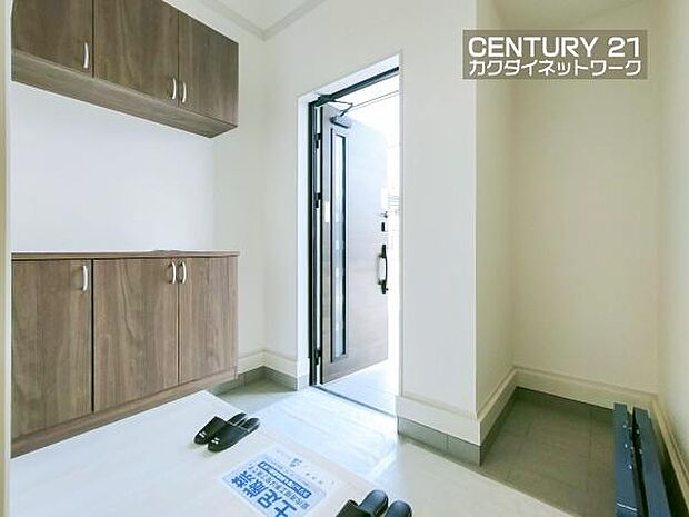 靴以外にも傘やコートを収納する事ができ、玄関をきれいにお使いいただけます。